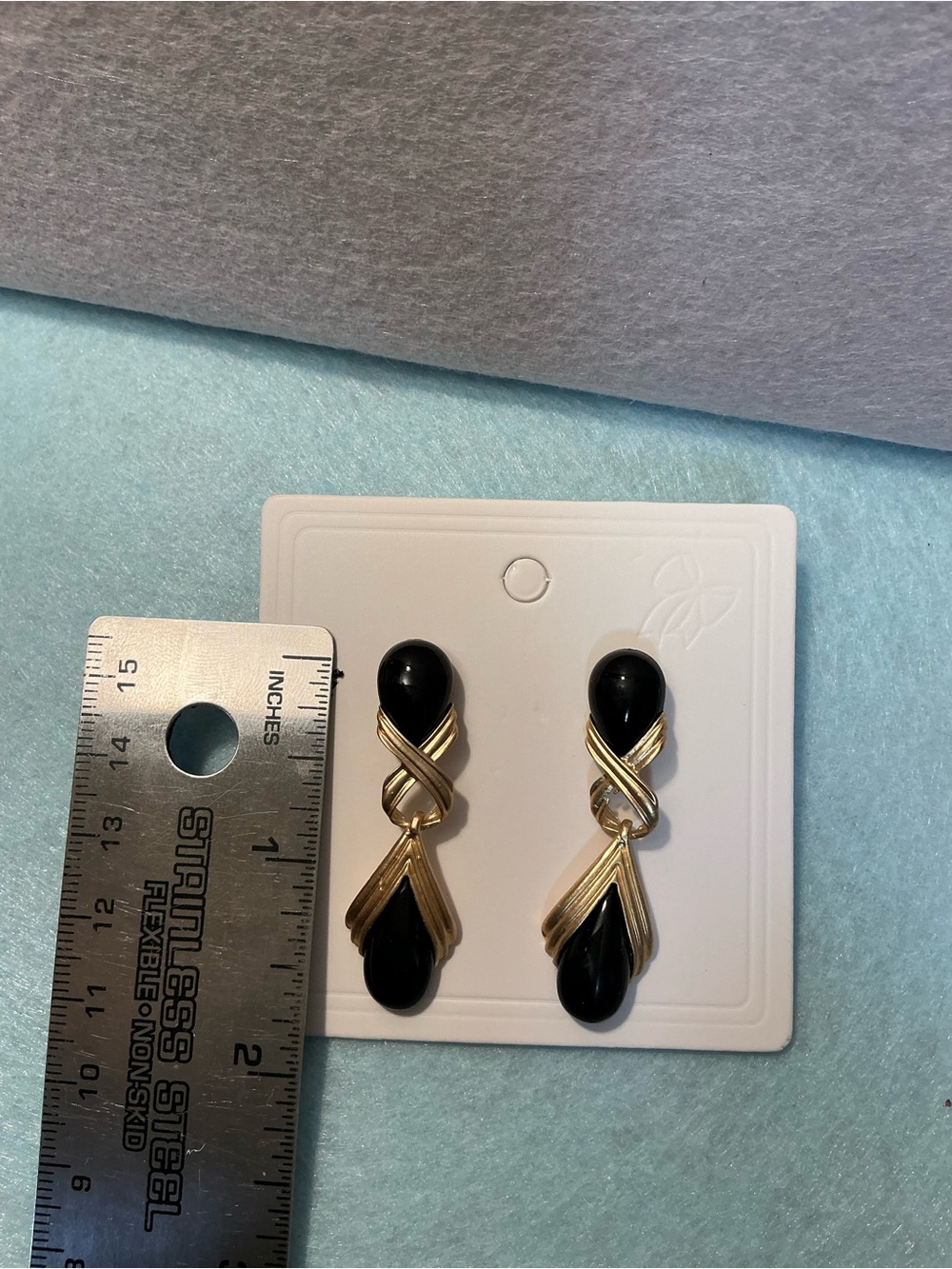 2395 - 116 Vintage Black Resin Onyx & Gold Cross-Knot Dangle Earrings - Picture 4 of 8